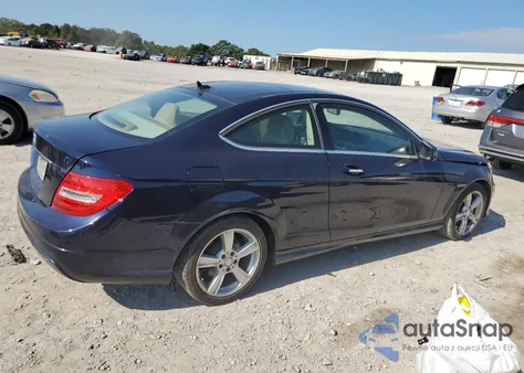 2015 Mercedes-Benz C 250 z USA, uszkodzony, nr VIN WDDGJ4HB6FG370187